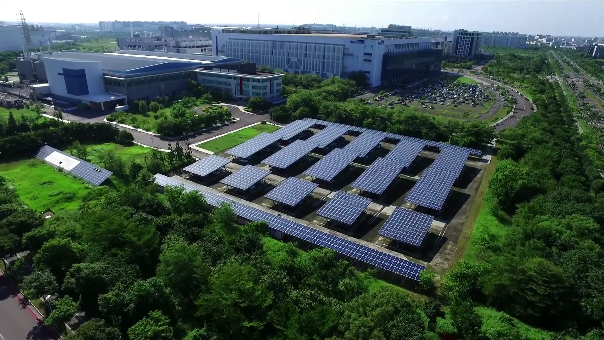 南部科學園區空拍景觀：園區廠辦建築群與設置太陽光電板的停車場