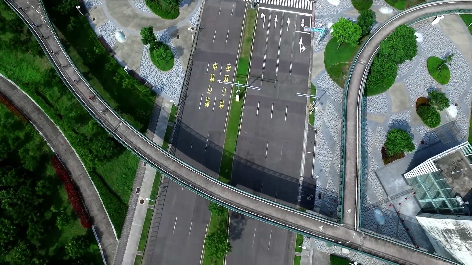 南部科學園區空拍景觀：園區道路標線、人行天橋與行人徒步廣場